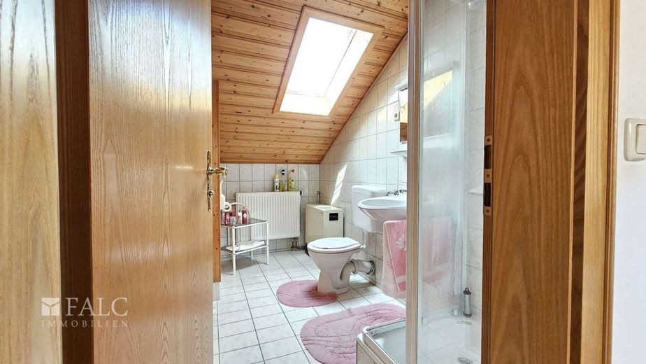 Attraktives Einfamilienhaus mit Doppelgarage, PV-Anlage und ausgebautem Keller – Badezimmer OG