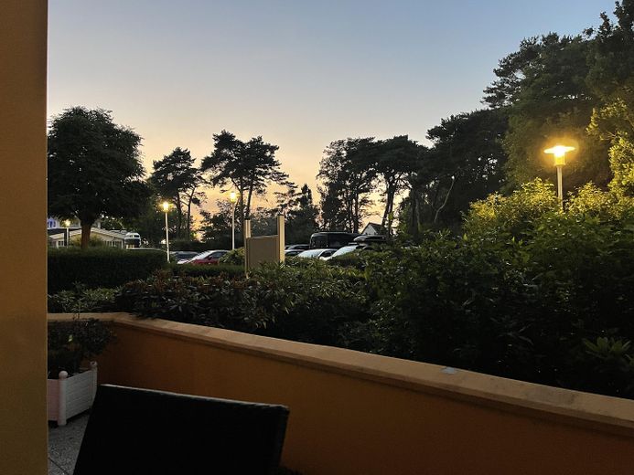 Ferienwohnung 1. Reihe mit 21,8 m² Terrasse – belegte Einnahmen, provisionsfrei – Blick Richtung Konzertgarten