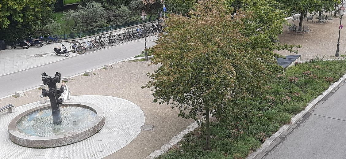 Nahe Münchner Freiheit - und doch ruhig – Blick auf Brunnen