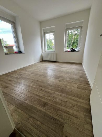 Appena ristrutturato: moderno appartamento di 2 locali | Cucina componibile | ampio balcone – Wohnzimmer
