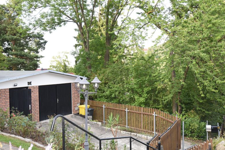 Mały dom jednorodzinny w stylu bungalow – Garage mit Nebenraum 