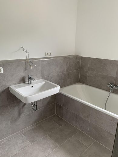 Badewanne und Waschbecken