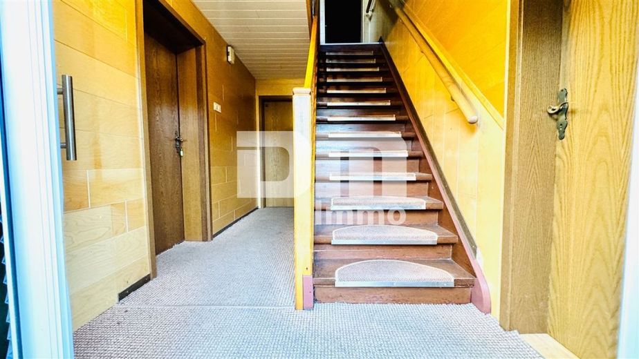 Schöne Doppelhaushälfte mit Nebengebäude, Garage und angelegtem Gartenbereich – EG Flur / Diele / Treppenaufgang