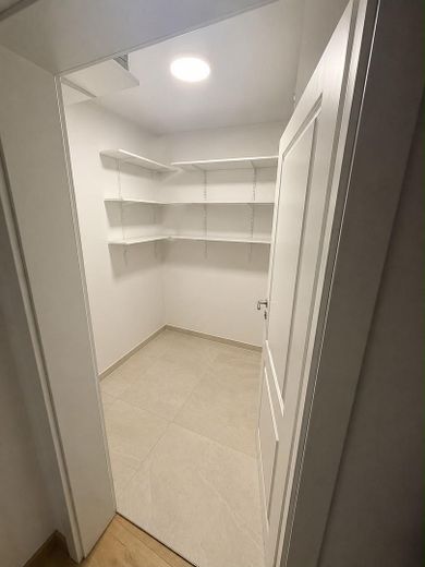 Appartement exclusif de 4 pièces dans la vieille ville avec terrasse sur le toit | Climatisation | Pompe à chaleur – Abstellraum
