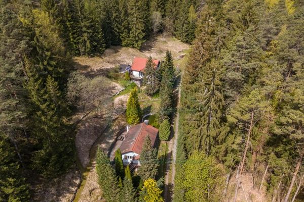 Rareza única en Jena: ¡Dos casas en un valle propio con 33.000 m² de bosque!