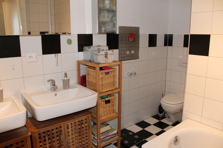 Sonnige Wohnung mit Terasse und Laubengang (1.OG) – Bad