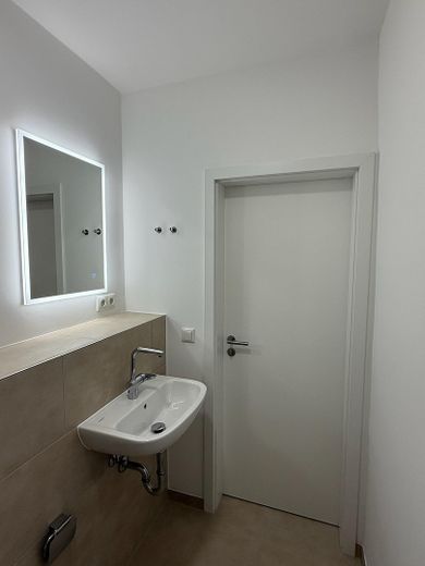 Erstbezug 1-Zimmer Appartement (unmöbliert) in Erlangen nähe Bohlenplatz - nach Kernsanierung – Badezimmer mit bel. Spiegel