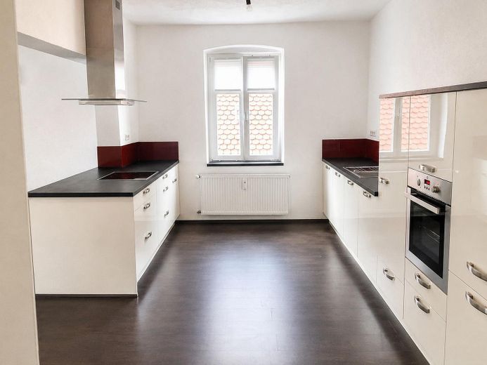 Exklusive, moderne Wohnung mit Dachterrasse offener Küche, Kamin und Stellplatz – Küche