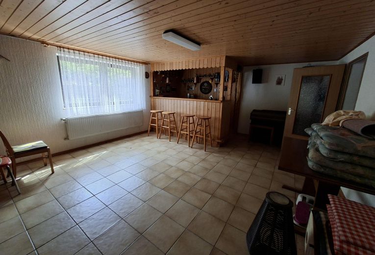 Sehr gepflegtes Zweifamilienwohnhaus in ruhige Wohnlage mit großem, sonnigem Gartengrundstück – Kellerbar/Hobbyraum