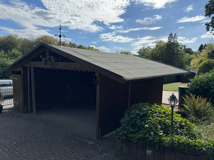 Idyllisches Wohnen im Grünen – Carport