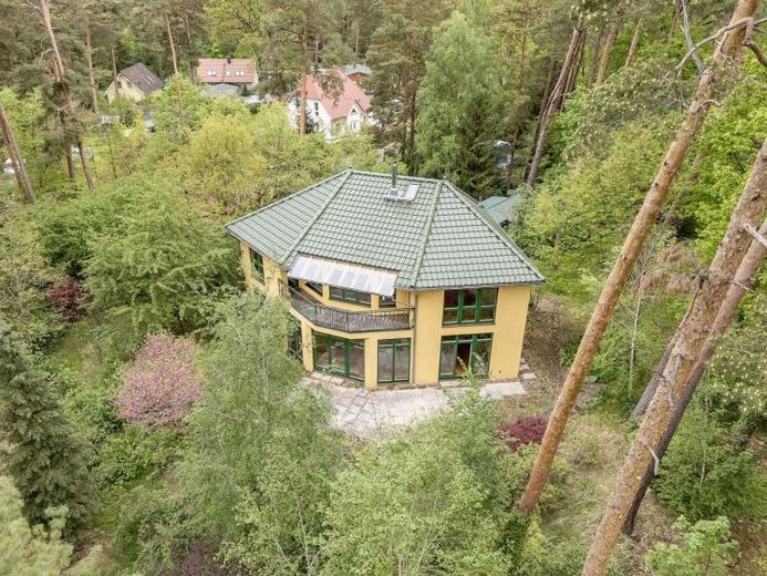 Moderne Architektenvilla in Hanglage – Design, Licht & Natur in Perfektion – Foto 1