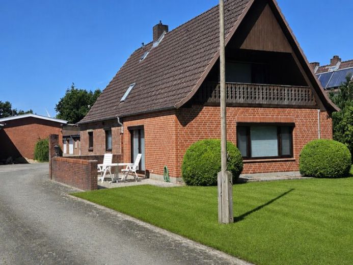Gemütliches Wohnhaus mit großzügiger Garagenanlage und Baugrundstück wartet auf Ihre Ideen – Foto 1