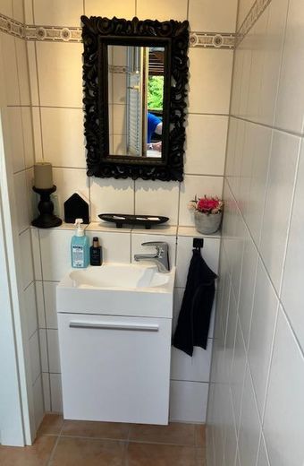 Raumwunder RMH, Fernwärme, Fußbodenheizung, Kamin, Vollkeller, ausgebautes DG, Doppelcarport – Gäste-WC