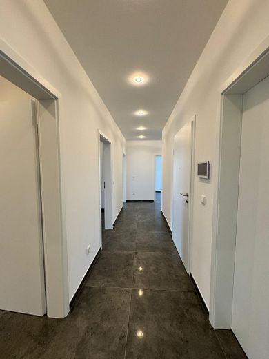 Moderne 9-Zimmer-Neubauwohnung mit ca. 235 m², zwei Küchen und zwei Balkonen in Rodenbach – फोटो 17