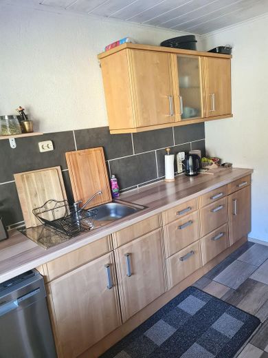 Küche mit Einbauküche