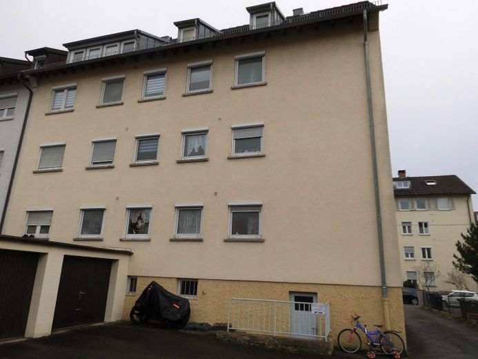 Großes Mehrfamilienhaus mit 8 Wohnungen und 5 Garagen von Privat – Rückansicht