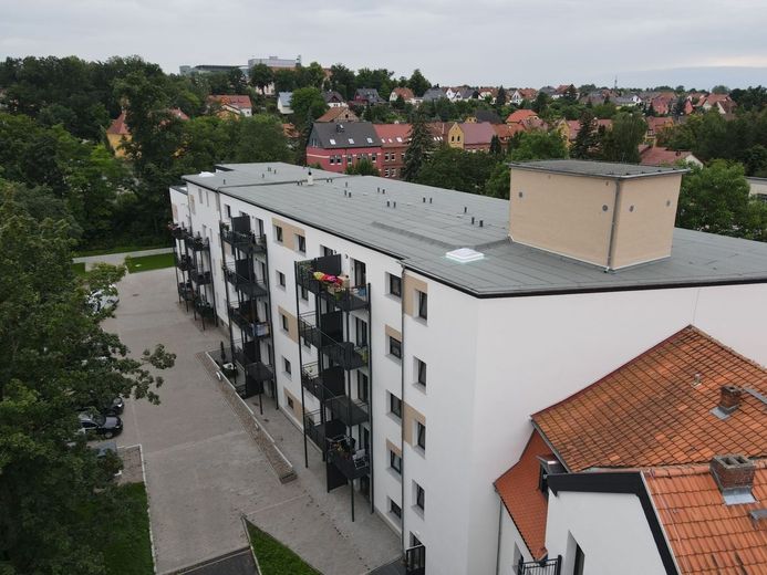 Kernsanierte 2-Raumwohnung direkt am Rosarium!
Fahrstuhl, Balkon und Fußbodenheizung!!!! – Drohnenbild