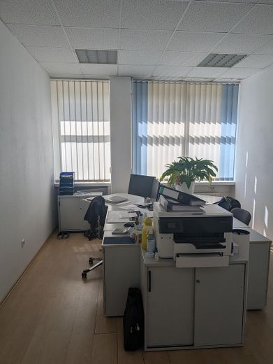 Afzonderlijk of gecombineerd: kantoor-, opslag- en productieruimten (550/440/105 qm)! – Büro 1v3 im EG