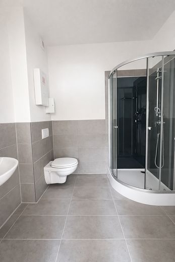 Elektrik ve ısıtma giderleri dâhil, açık planlı ankastre mutfaklı, modern şekilde yenilenmiş 2 odalı daire – Bad