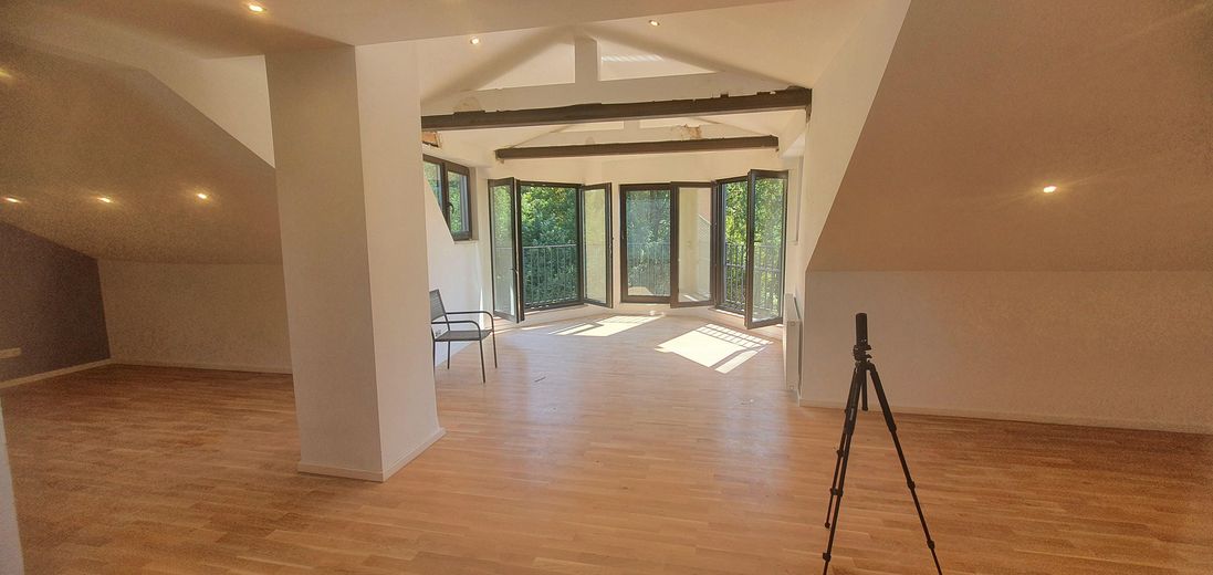Traumvilla am See mit Einliegerwohnung – Dachstudio