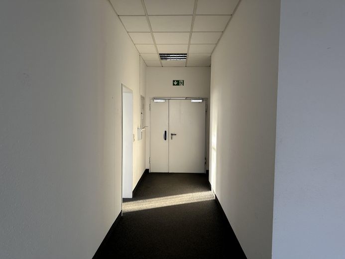 Zugang im Büro zur Halle