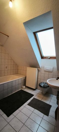 Schöne 3 Zimmer Dachgeschosswohnung mit Weitblick in ruhiger Lage in 91238 Offenhausen – Bad