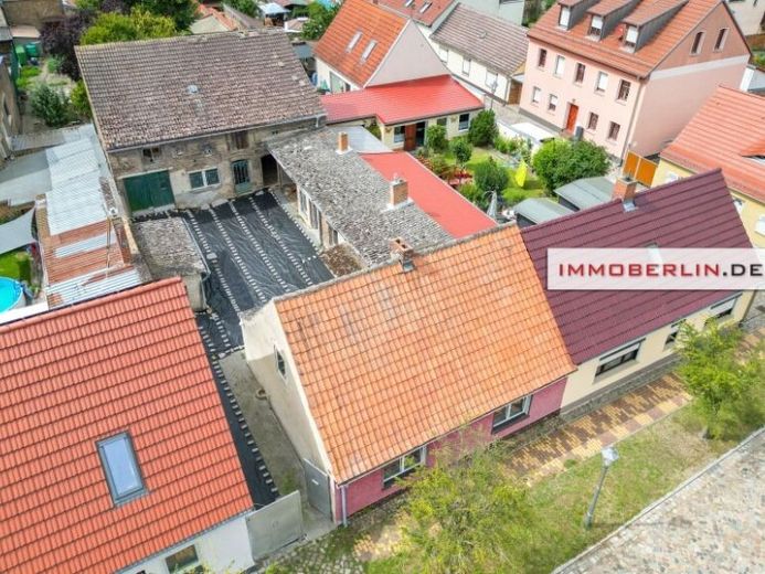 IMMOBERLIN.DE - Sanierungsgelegenheit! Haus mit Nebengebäude & Ausbaupotenzial in angenehmer Lage – Foto 1