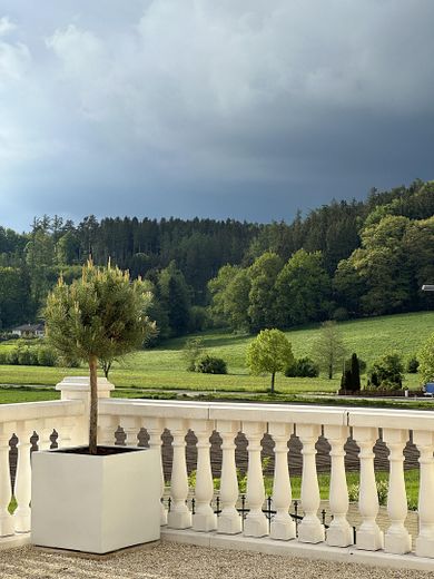 Luksus spotyka naturę: nowoczesna willa architektoniczna z basenem i wymarzonymi zachodami słońca – Blick von der Terrasse
