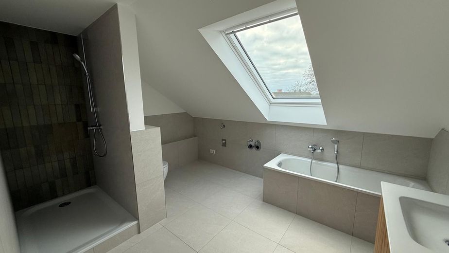 Tageslichtbad mit Dusche