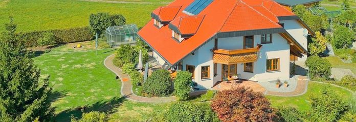 Casa di campagna rappresentativa A+ con appartamento annesso su terreno simile a un parco – Weitblick