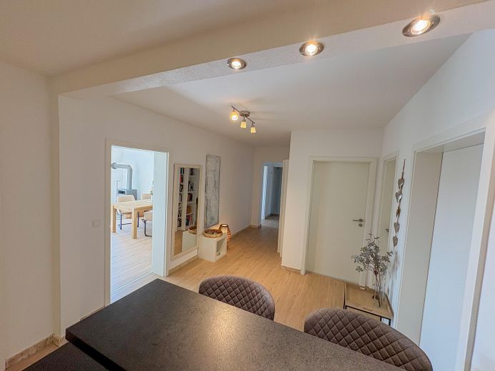 Provisionsfrei - Wohnen wie im eigenen Haus: 120m² mit Garten, Traum-Weitblick & Wellness-Faktor – Flur