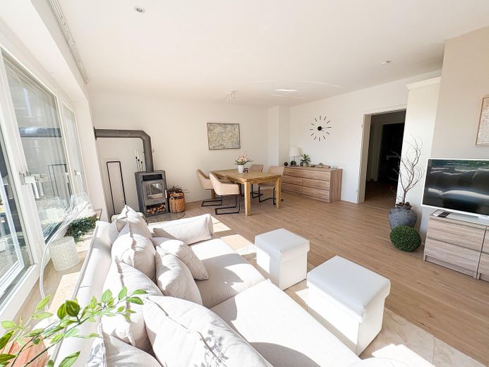 Provisionsfrei - Wohnen wie im eigenen Haus: 120m² mit Garten, Traum-Weitblick & Wellness-Faktor – Wohn-/Esszimmer