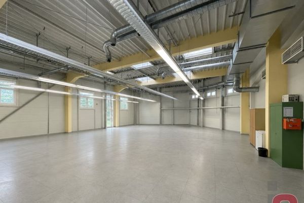 Perfetto per elettronica e IT - capannone di ca.520m² con pavimento speciale antistatico