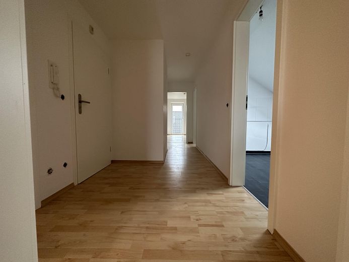 Geschmackvolle 3-Raum-Wohnung mit großem Balkon – Flur
