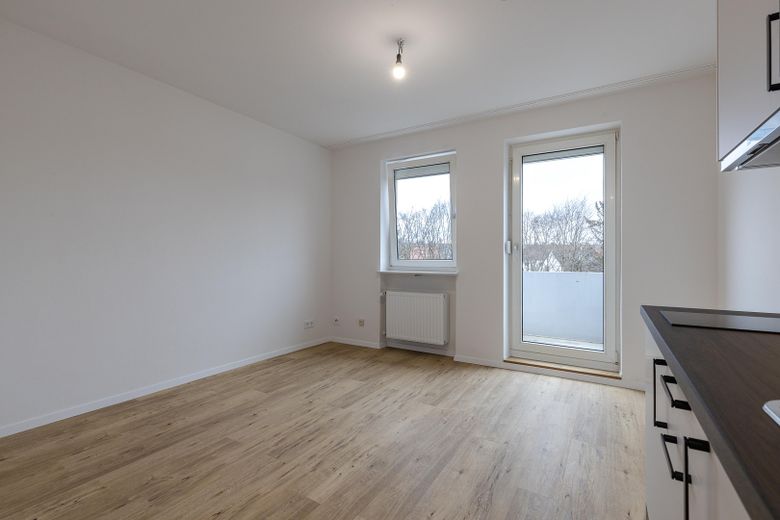 Erstbezug Kernsaniert | Helle 1-Zimmer Wohnung mit Balkon in München-Giesing – Wohnzimmer Ansicht 1