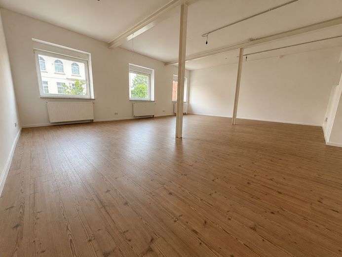 شقة لوفت عصرية مُجددة حديثًا في إلتسه، بأسقف مرتفعة ومساحة معيشة واسعة – Loft mit neuem Laminat 