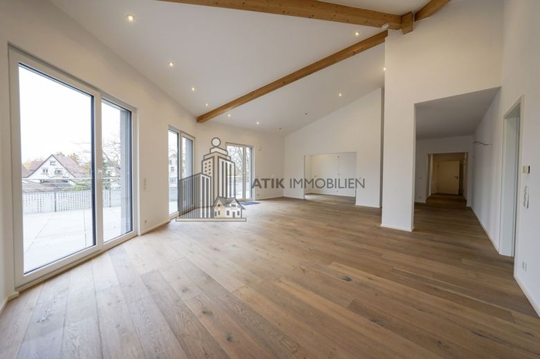 ATIK: Traumhaftes Penthouse - Wohnen mit Panoramablick auf die Starkenburg – Wohn- und Essbereich