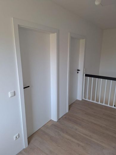 Exklusives Reihenendhaus – Erstbezug nach aufwendiger Sanierung mit PV-Anlage & sonnigem Garten – Obergeschoß weiße neue Türen 