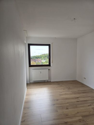 Renovierte 2-Zimmer-Wohnung mit modernem Bad, Balkon, Blick ins Grüne & Aufzug - provisionsfrei – Schlafzimmer