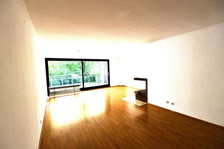 Großzügige 2-Zimmer Wohnung in Alsternähe zu vermieten – Wohnzimmer mit Balkon