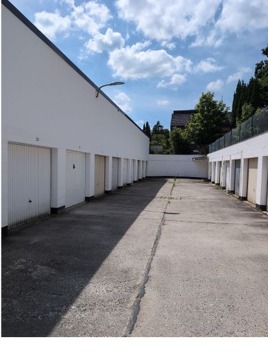 Garage for sale in a central location in Bramfeld – Garagenhof