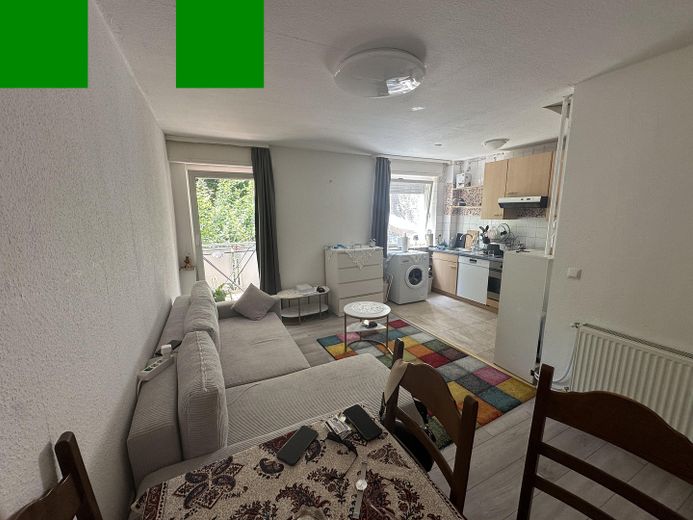 2-Zimmer-Wohnung mit sonnigem Balkon in begehrter Lage – Wohnzimmer