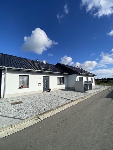 Gepflegter sowie moderner Bungalow mit Terrasse und Garage in Luckau – Foto 1