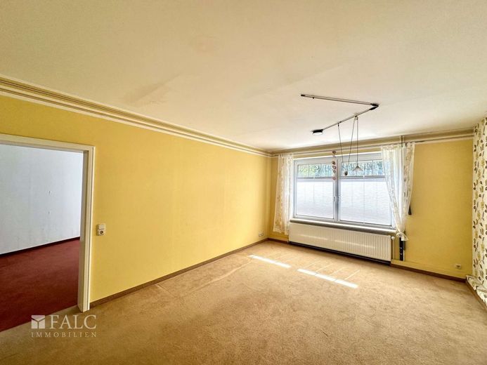 Einfamilienhaus mit Einliegerwohnung und Baugrundstück in zentraler Lage von Himmelpforten – Wohnzimmer EG