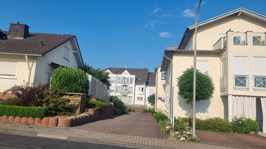 Blick vom Rewe auf die Häuser