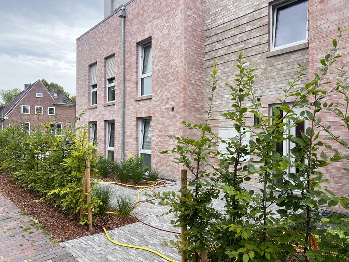 Erstbezug 3-Zimmer-Wohnung an der Stiftsmühle in Aurich – Straßenansicht zur Haustür