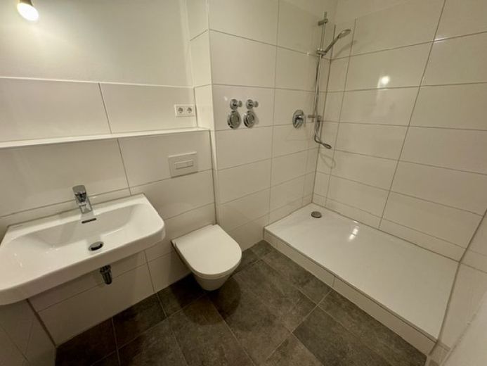 Eerste bewoning na renovatie - 3-kamerappartement met terras! – Foto 1