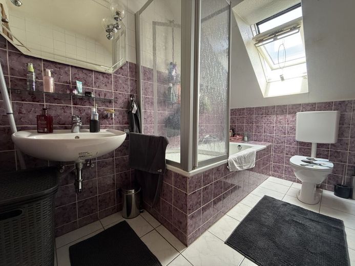 Mehr Platz, mehr Möglichkeiten, mehr Zuhause im wunderschönen Kalletal – Badezimmer OG