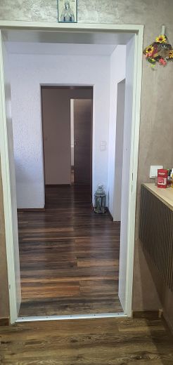 Moderne 4 Zimmer Wohnung mit neuer Einbauküche und Garage – Foto 26