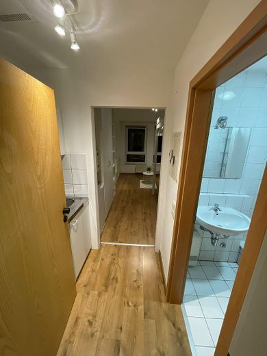 Möblierte 1-Zimmer-Wohnung in Kaiserslautern – 570 € warm all inclusive – Blick von Eingangstüre